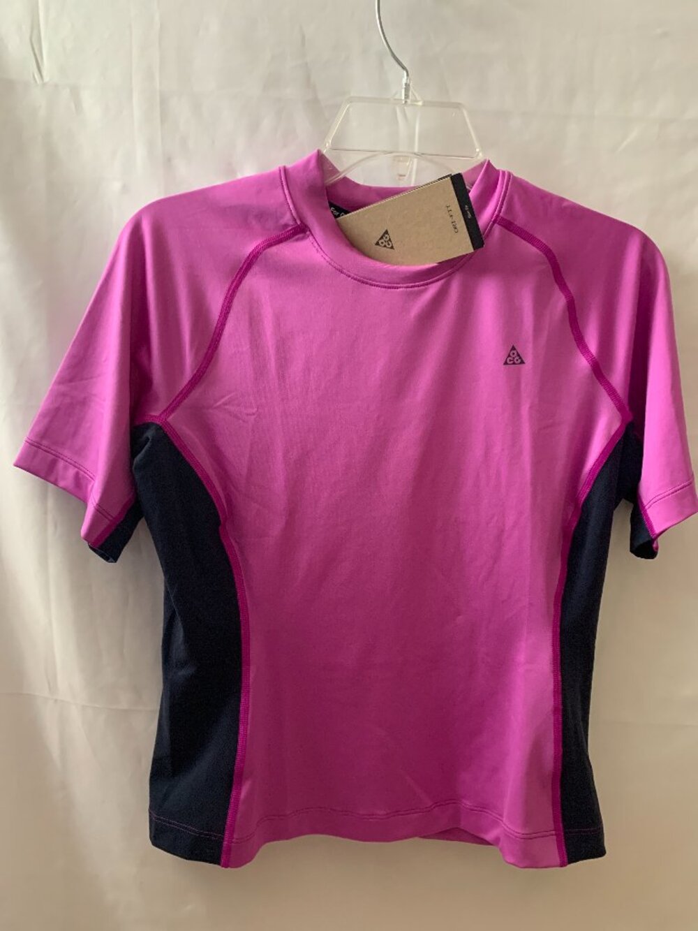 NIKE ACG Wildsee Short Sleeve Base Layer Top in Vivid Purple/Black Sz MEDIUM